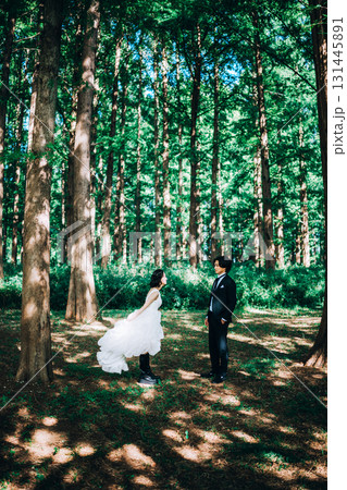 緑いっぱいの自然の中でウェディングフォト 131445891