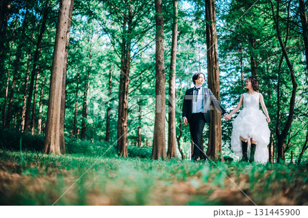緑いっぱいの自然の中でウェディングフォト 131445900