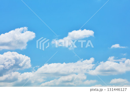 秋の青空と雲 131446127