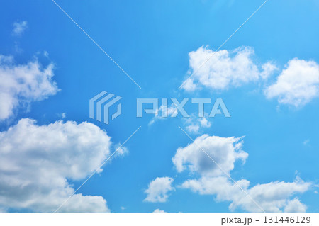 秋の青空と雲 131446129