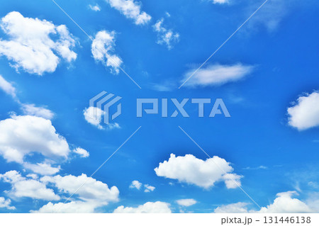 秋の青空と雲 131446138