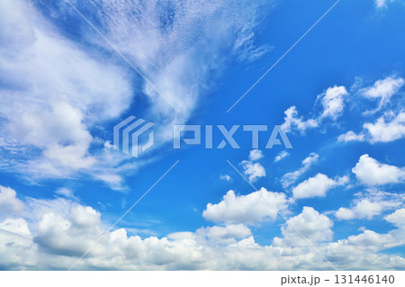 秋の青空と雲 131446140