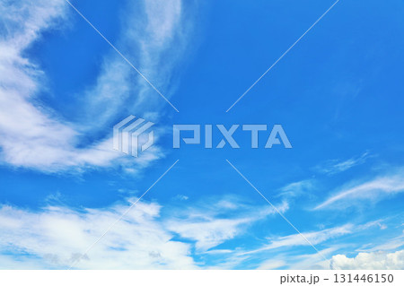 秋の青空と雲 131446150