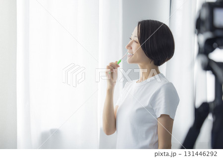歯磨きをする女性 131446292