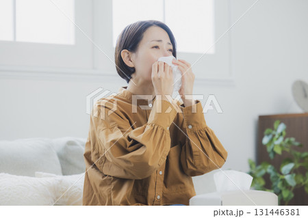 風邪をひいて鼻をかむ女性 131446381