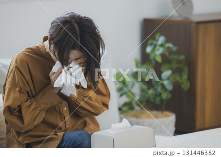 風邪をひいて鼻をかむ女性 風邪をひいて鼻をかむ女性 131446382