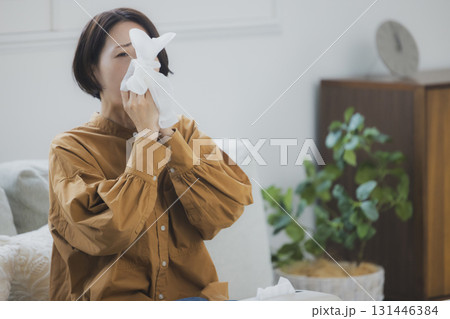 風邪をひいて鼻をかむ女性 風邪をひいて鼻をかむ女性 131446384