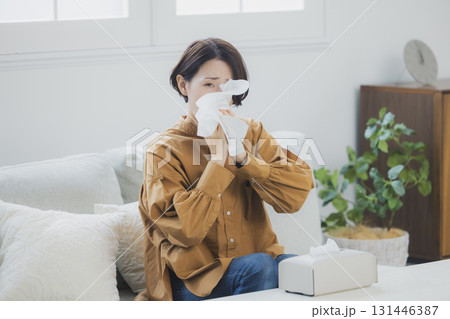 風邪をひいて鼻をかむ女性 風邪をひいて鼻をかむ女性 131446387
