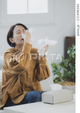 風邪をひいて鼻をかむ女性 風邪をひいて鼻をかむ女性 131446392