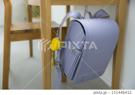 子供部屋に置かれたランドセル 131446412