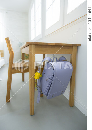 子供部屋に置かれたランドセル 131446414