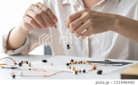 手作りアクセサリーを作る女性の手もと 手作りアクセサリーを作る女性の手もと 131446480