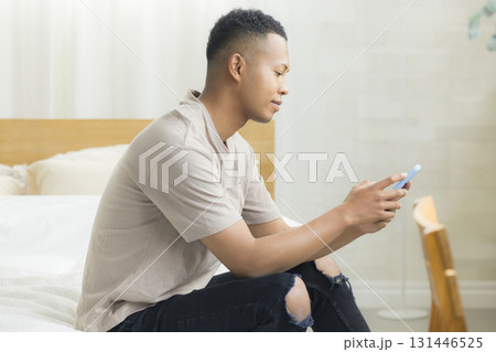 ホテルの客室でスマホを見る外国人の男性 ホテルの客室でスマホを見る外国人の男性 131446525