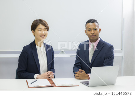 打ち合わせをするビジネスマン 打ち合わせをするビジネスマン 131446578