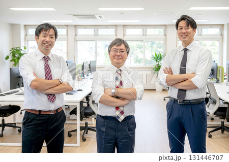 腕組みするビジネスマン 131446707