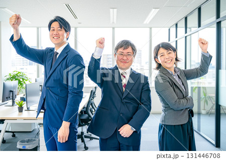 ガッツポーズするビジネスチーム ガッツポーズするビジネスチーム 131446708