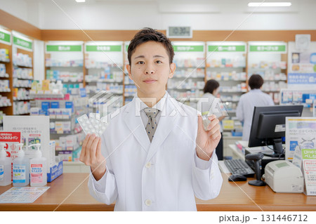 薬局と白衣の男性 薬局と白衣の男性 131446712