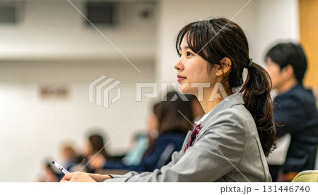 セミナーを受講している女性の横顔 131446740