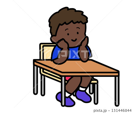 机に座る黒人の男の子 131446844