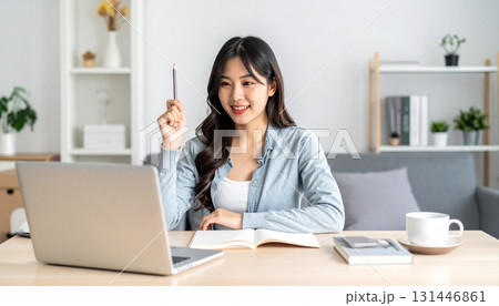 良いアイデアをひらめく日本人女性 131446861