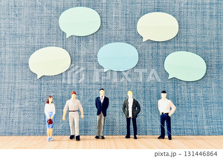 経営戦略をみんなで考えるビジネスマン 経営戦略をみんなで考えるビジネスマン 131446864