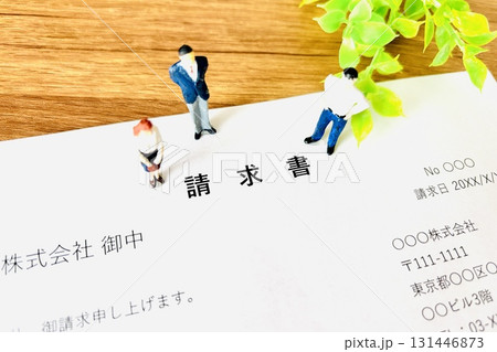 請求書を作成するビジネスマン 請求書を作成するビジネスマン 131446873