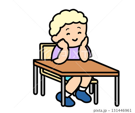 机に座る男の子 131446961
