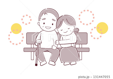 ベンチに座って寄り添うシニアの夫婦 131447055