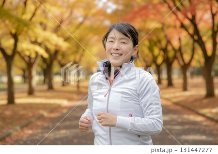 走る女性 131447277