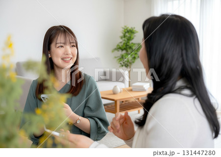 会話する女性 会話する女性 131447280
