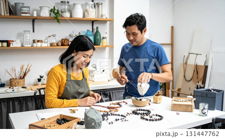 手作りアクセサリーを作る女性の手もと 131447762