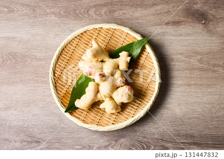 新生姜、木目背景の日本食材 131447832