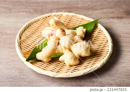 新生姜、木目背景の日本食材 131447833