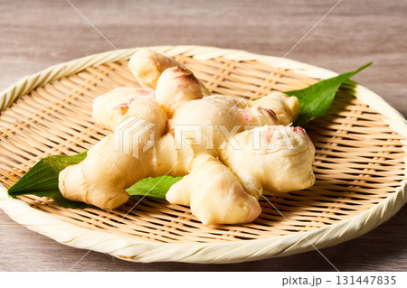 新生姜、木目背景の日本食材 新生姜、木目背景の日本食材 131447835