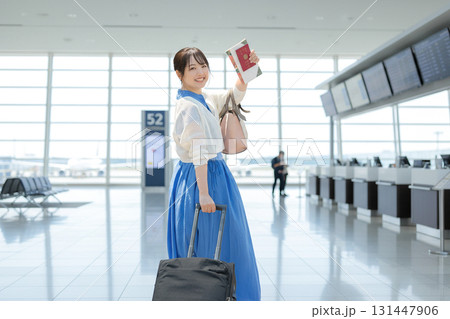 空港と女性 131447906