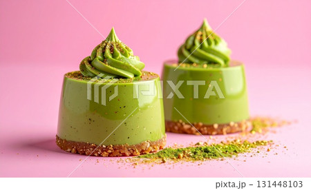 ピンクの背景に並ぶ抹茶ムースケーキと抹茶クリームのデザートgenerative ai ピンクの背景に並ぶ抹茶ムースケーキと抹茶クリームのデザートgenerative ai 131448103