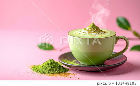 ピンクの背景に置かれた湯気の立つ抹茶ラテ ピンクの背景に置かれた湯気の立つ抹茶ラテ 131448105