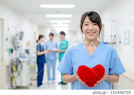 ハートをもった医療女性 131448759