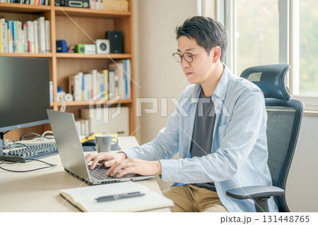 自宅で仕事するかっこいい男性 131448765