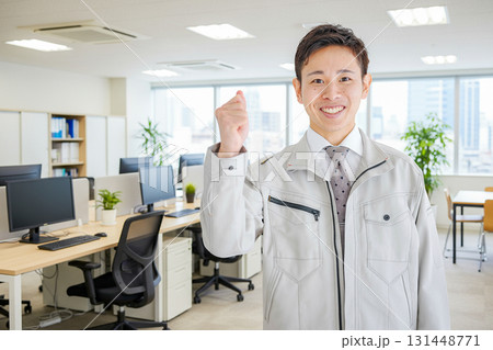 ガッツポーズする作業員 ガッツポーズする作業員 131448771
