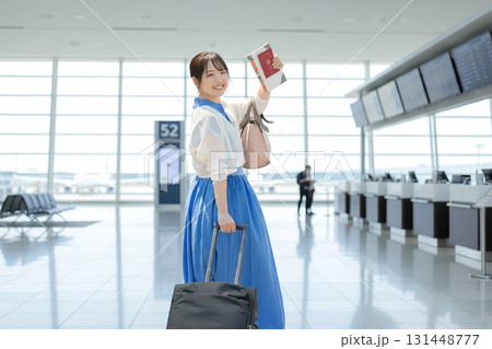 空港と女性 131448777