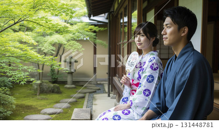 浴衣姿の日本人男女 庭園を眺める 浴衣姿の日本人男女 庭園を眺める 131448781