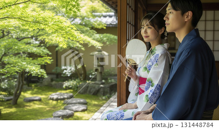 浴衣姿の日本人男女　庭園を眺める 131448784