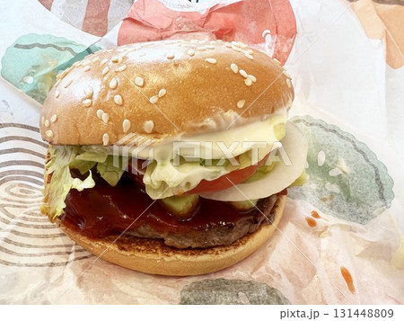 美味しそうなアボカド入りハンバーガー 131448809