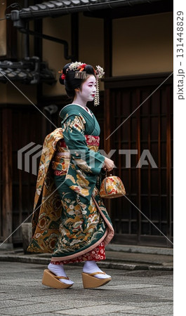 祇園を歩く舞妓さん 131448829