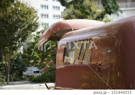 公園に留まる移動販売のバス 131449333