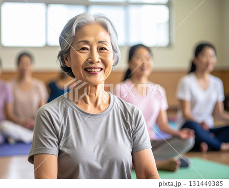 白髪のシニア女性の笑顔　正面　生成AI画像 131449385