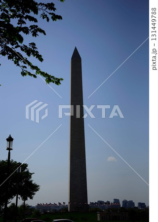 夕暮れ時の空に浮かぶワシントン記念塔のシルエット 131449788