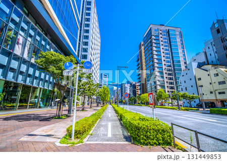 日本の東京都市景観　虎ノ門ヒルズ側から、新橋四丁目東方向や自転車専用道路。奥に汐留のビル群 131449853