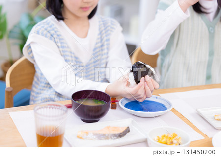 ファミリー おにぎりを持っている女の子の手元 ファミリー おにぎりを持っている女の子の手元 131450200